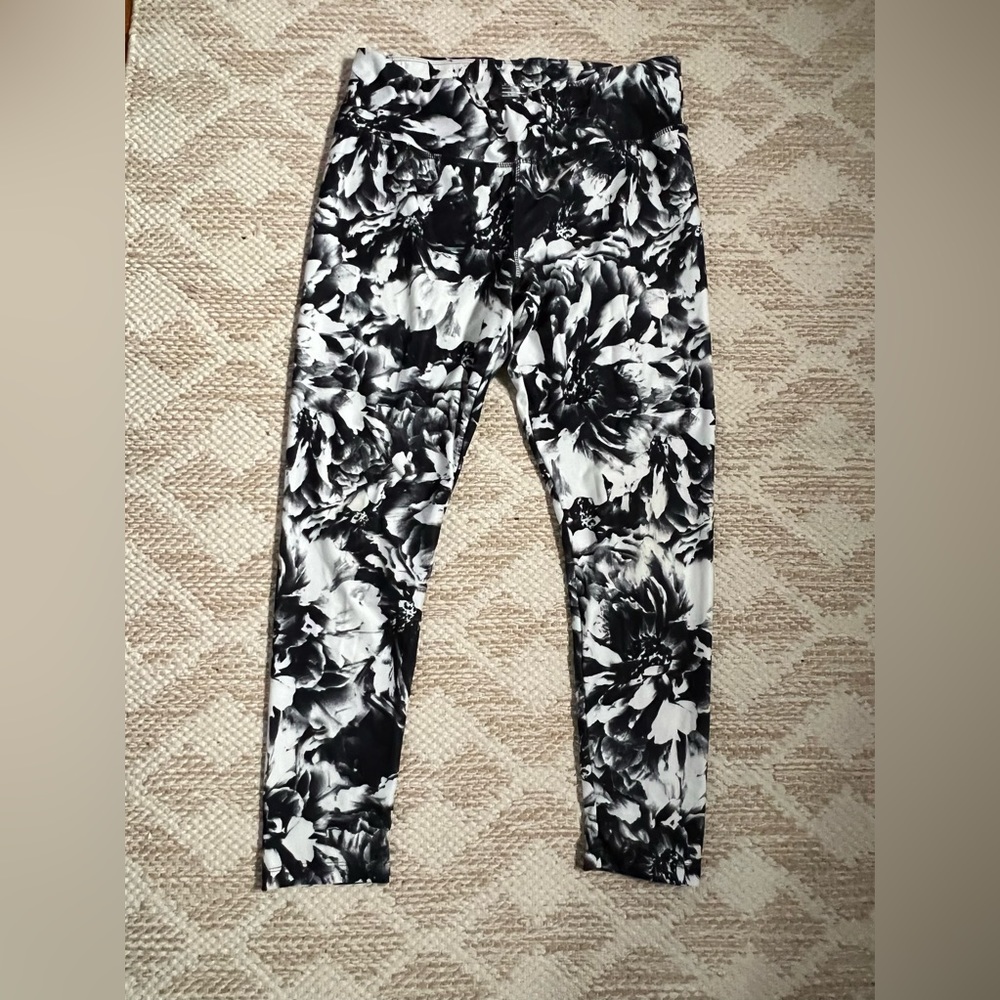 Jockey womens high waisted cropped black and white floral leggings